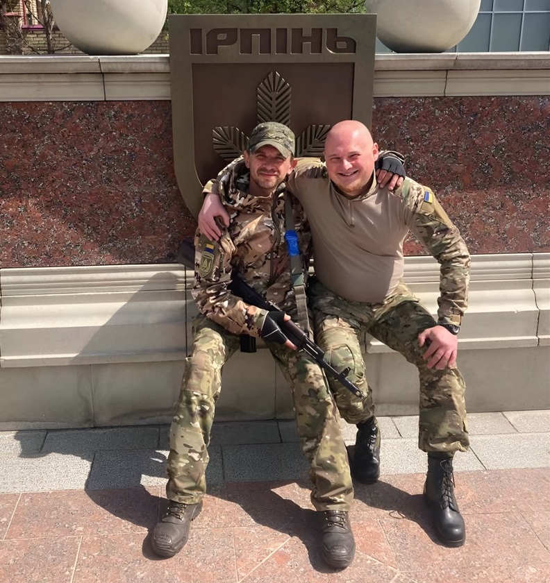 Олексій Змієвський (зліва) із побратимом 