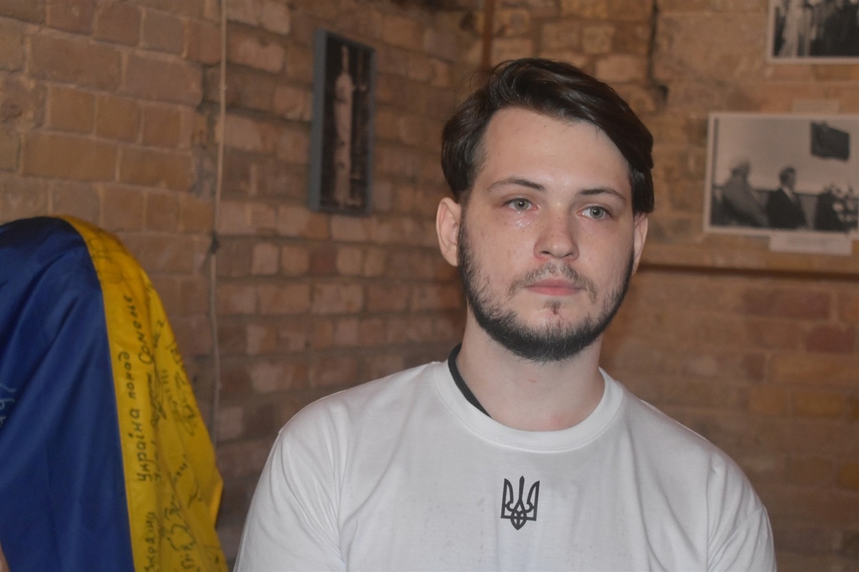 Дмитро Чернобай на виставці "Війна. Ще триває"