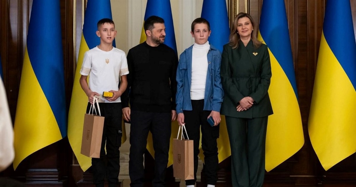 Витягнули дитину з води та зробили штучне дихання: президент нагородив двох хлопців зі Звягельщини