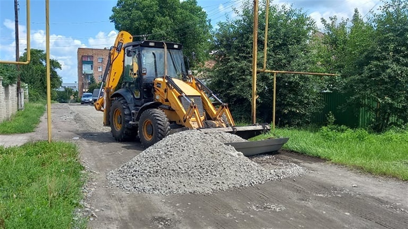 На Сільгосптехніці по вулиці Ковпака ремонтують дорогу. Одні радіють, інші обурюються
