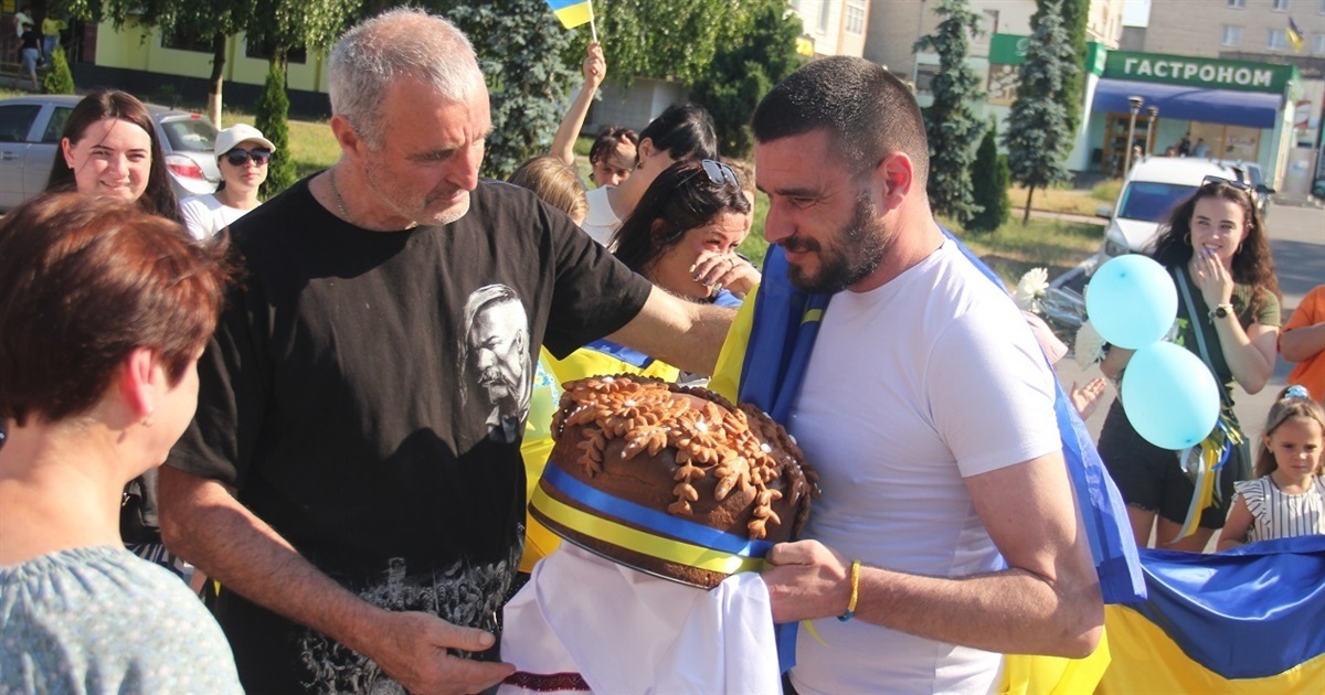 «Вітаємо вдома»: у Калинівці зустріли Віталія НІколайчука, який повернувся з ворожого полону
