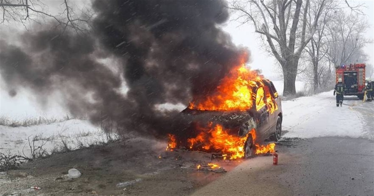 На Переяславщині посеред траси згорів автомобіль, а в приватному будинку горів дах: огляд ДСНС