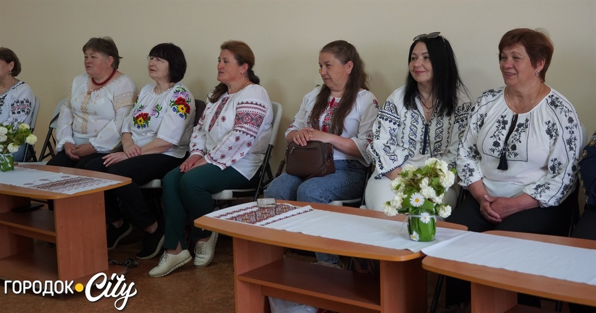 Старовинні рушники, вишиванки та 50-річний килим: у Городку зібралися майстрині громади