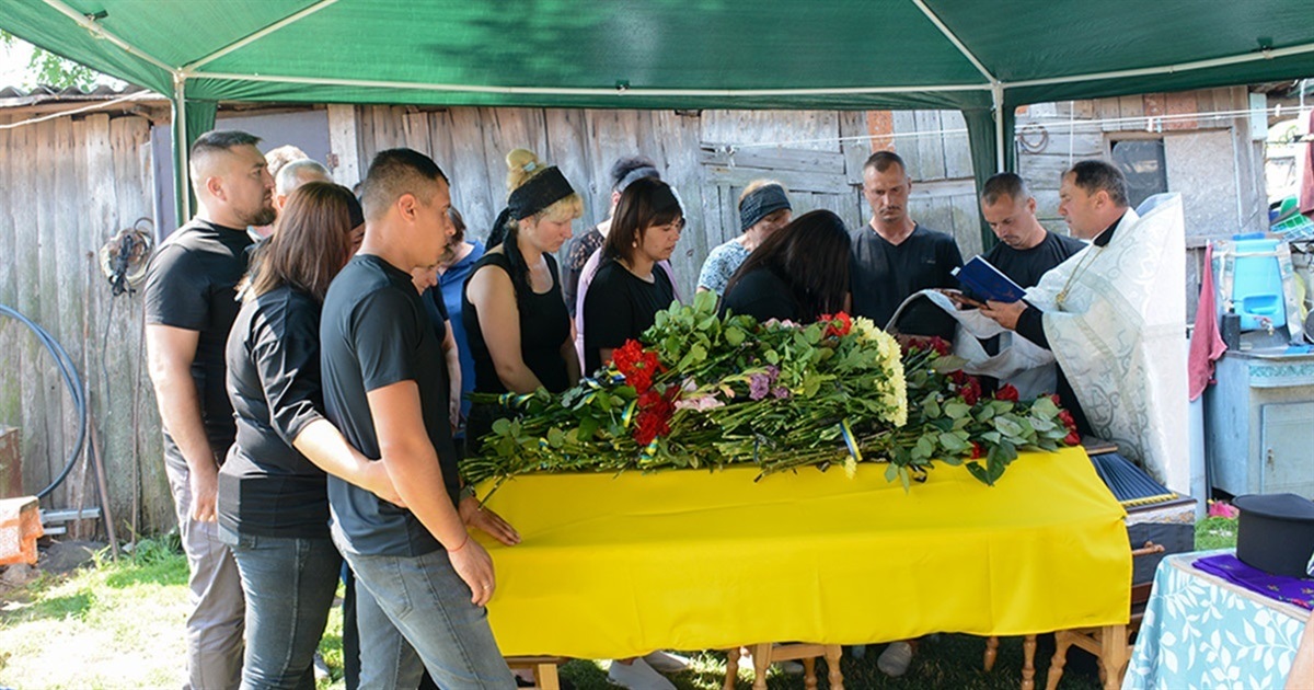 Під лелечий клекіт проводжали в останню дорогу в Ставах воїна-Захисника Руслана Кузьменка