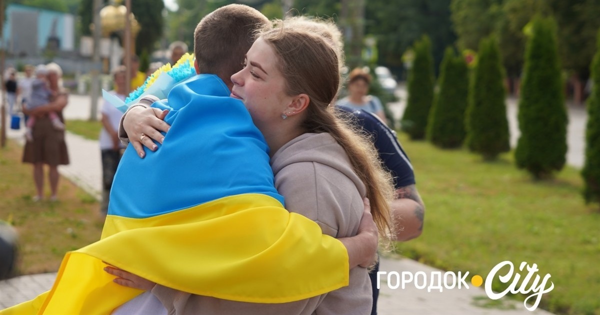 У Сатанові земляки урочисто зустріли звільненого з російського полону воїна Івана Волощука