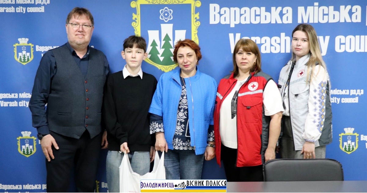У Вараській громаді вручили великодній продуктовий набір сину загиблого Героя