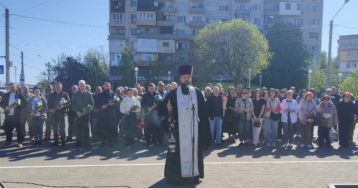 У 40-ві роковини аварії на ЧАЕС в Ізмаїлі поклали квіти до памʼятного знака ліквідаторам