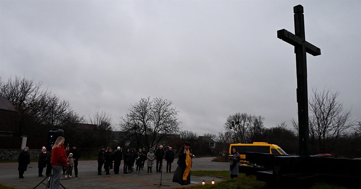 В Кагарлику вшанували жертв голодоморів хвилиною мовчання та молебнем біля пам’ятного знаку