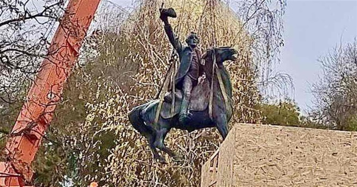 Суворов - все: в Измаиле демонтировали памятник российскому генералиссимусу