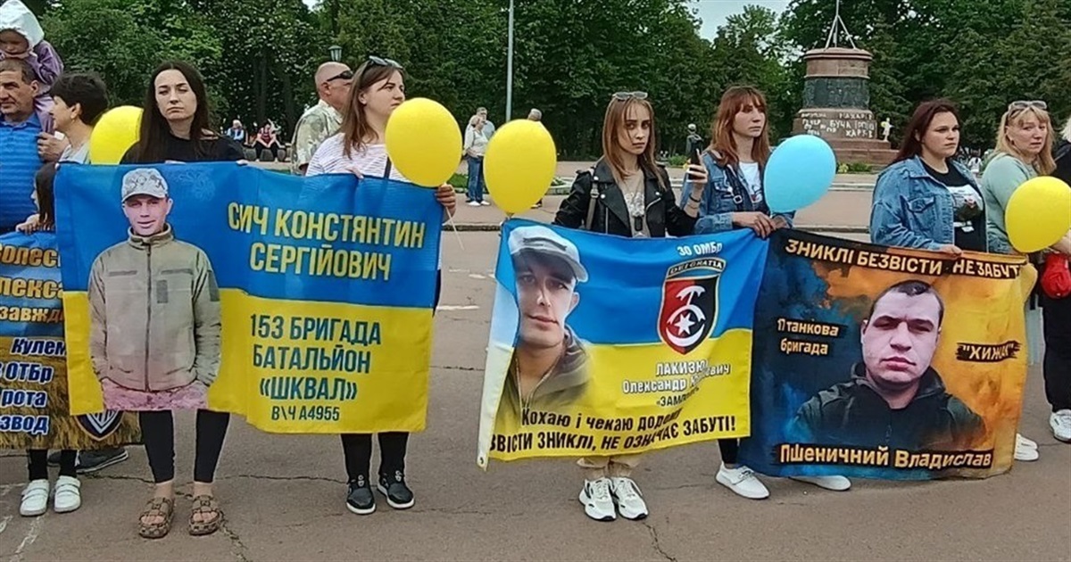 Не загубити їх у темряві війни: акція підтримки полонених та зниклих безвісти відбулася у Переяславі