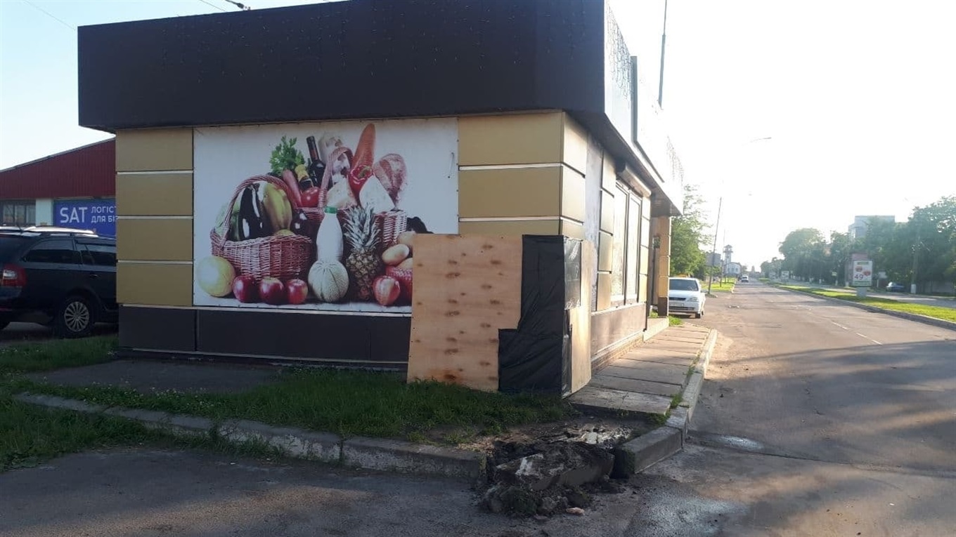 У Переяславі легковик в’їхав у зупинку. Водію стало зле