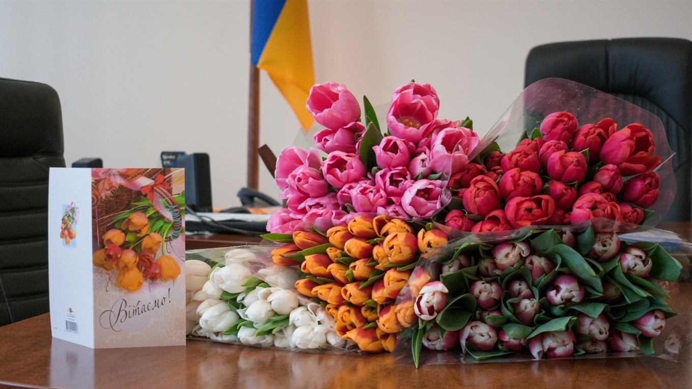 Міський голова Анатолій Кушнір, заступники та депутати вітають жмеринчанок з 8 Березня: відео