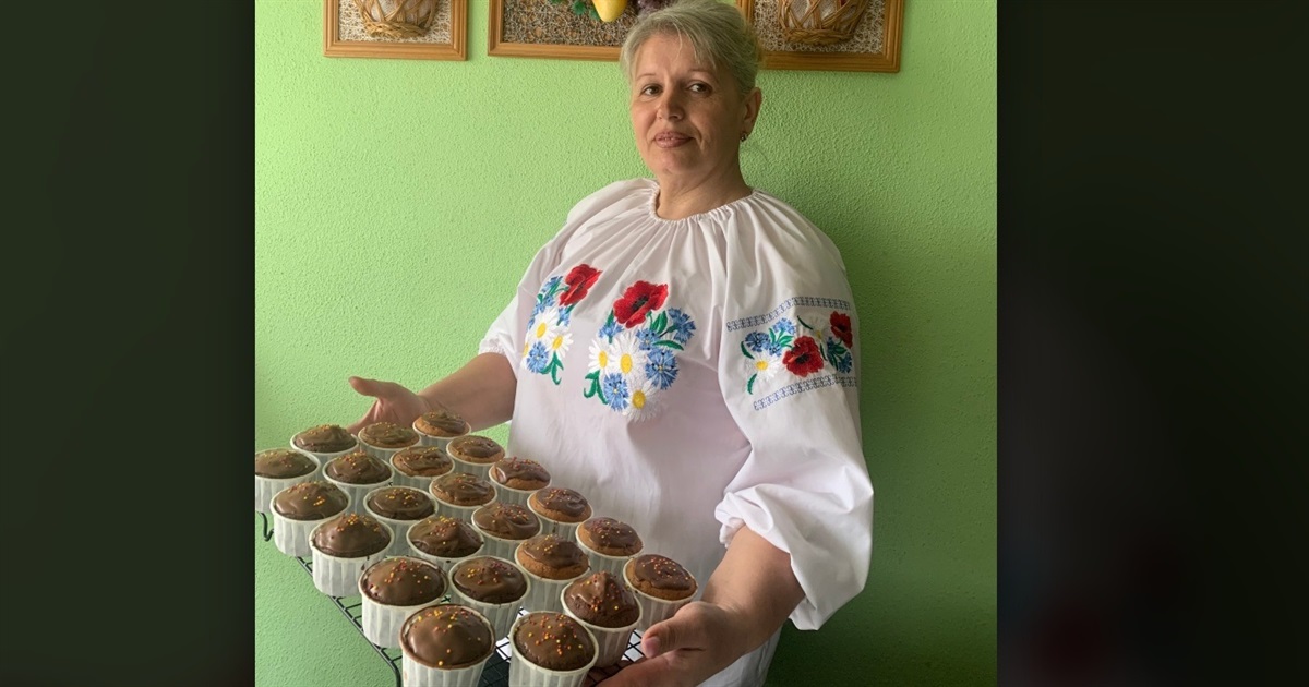 Людмила Бочко пече паски на передову для чоловіка та сина. Ділиться улюбленим рецептом