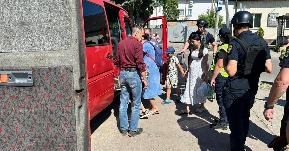 Жителі Білопілля продовжують евакуюватись із міста