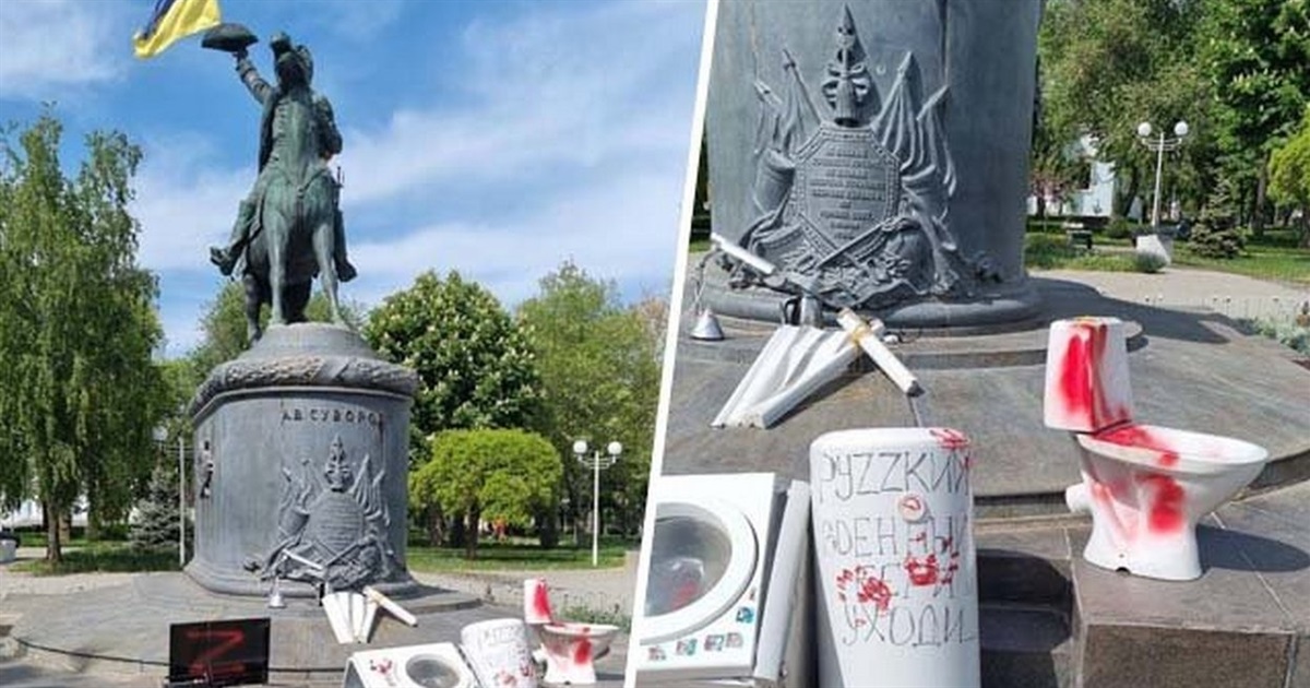 В Измаиле к памятнику Суворову снесли старые вещи и оставили послание