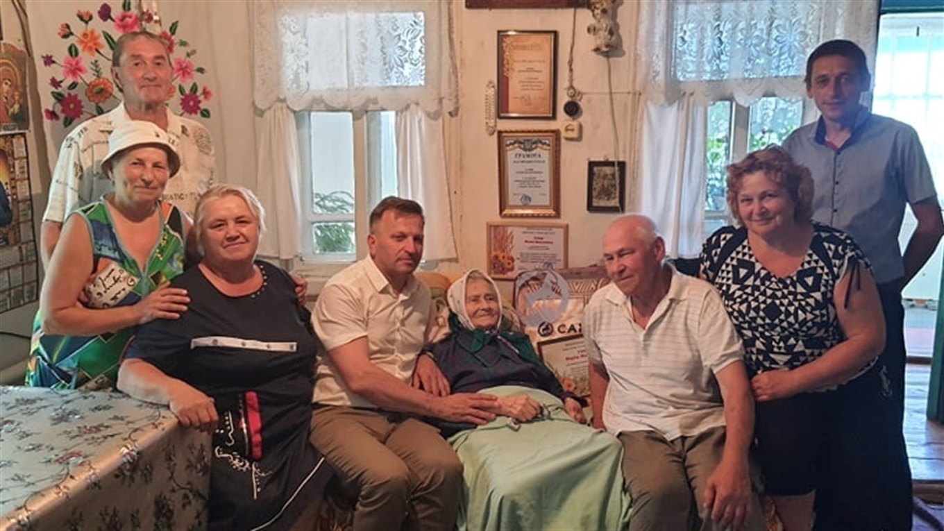 Сторічний ювілей Марії Максимівни Гурин зібрав усю родину і багато гостей!