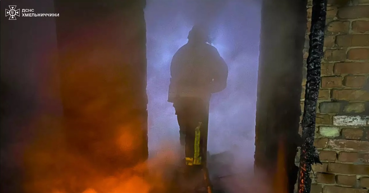 У Полонному горіло перекриття житлового будинку: подробиці