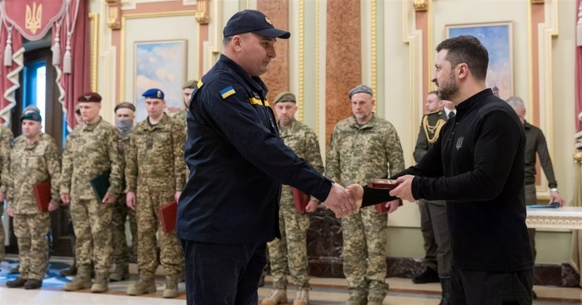 Рятувальника з Білопільщини Юрія Бізюка Президент України нагородив орденом "За мужність"