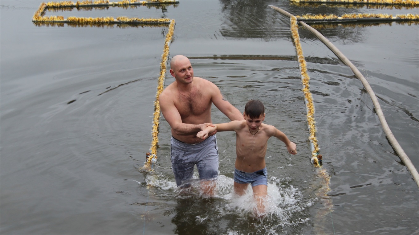 Як у Сватовому відзначали Водохреща: святили воду та пірнали у річку
