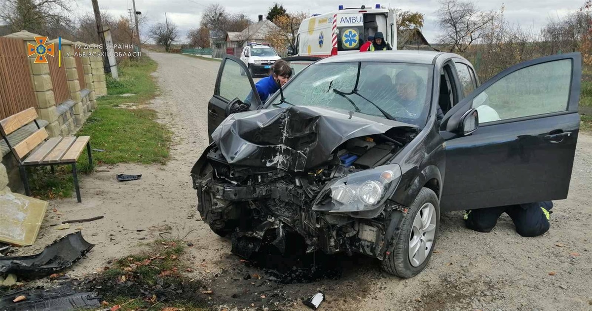 Рятувальники Червоноградського району вивільнили чоловіка із розбитого під час аварії автомобіля