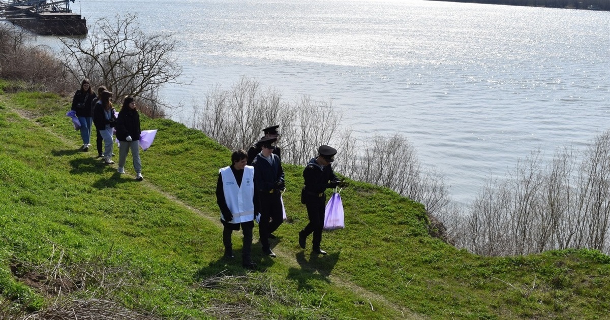 В Ізмаїлі в рамках екологічної акції молодь прибрала територію вздовж Дунаю