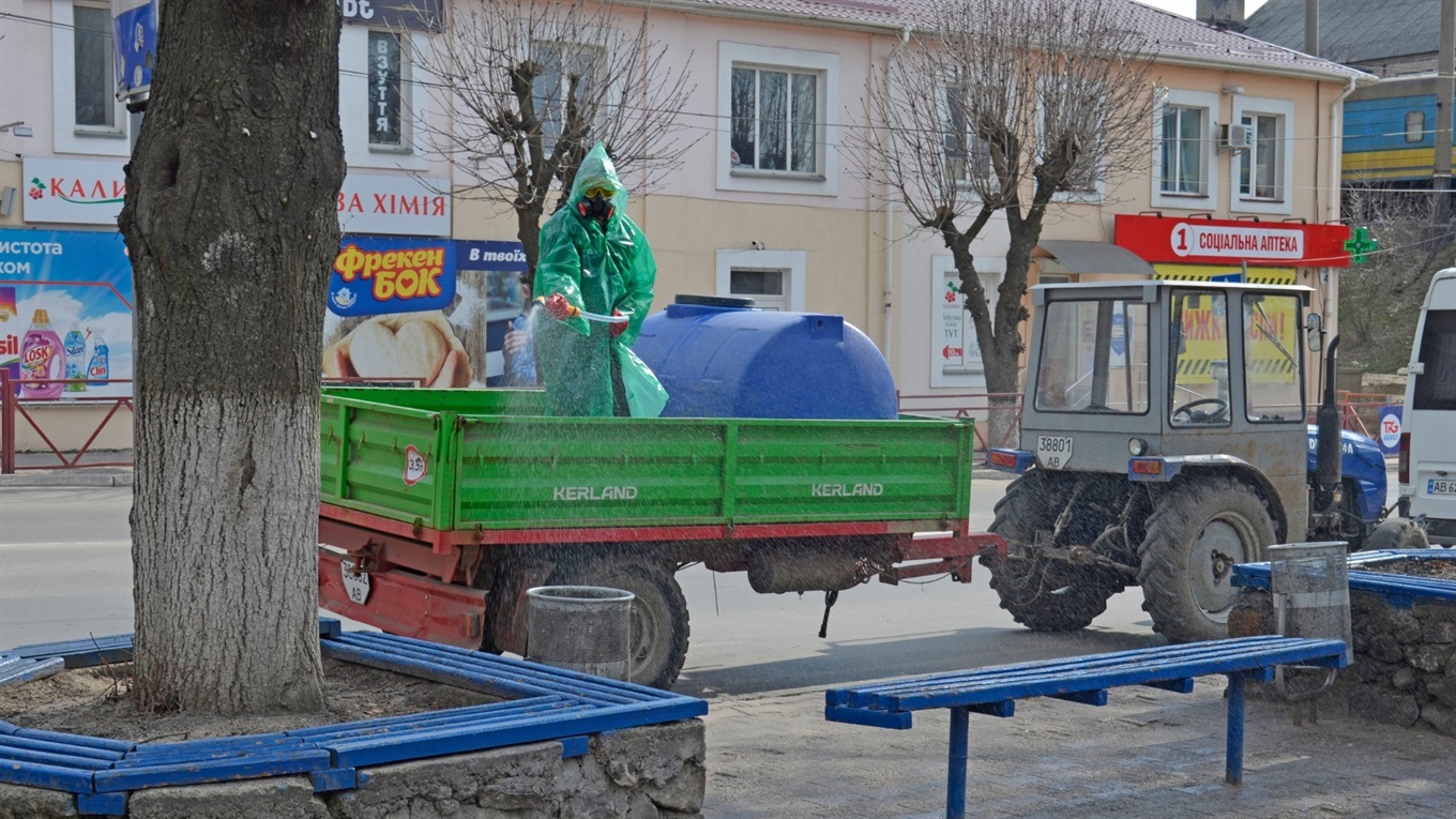 Акцент дня: у Жмеринці дезінфікують автобусні зупинки 