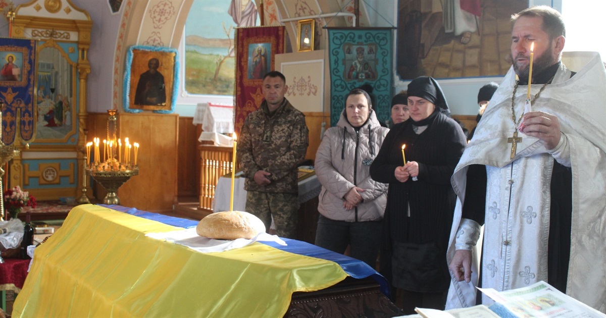 «Покажіть нам його, хоч на мить». На Городоччині попрощалися із Павлом Дацем