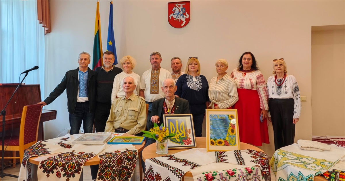 Майстриня з Нової Каховки представила вишиті роботи у Литві