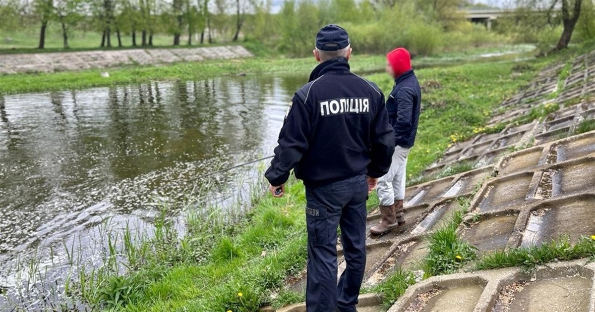 Звягельські поліцейські контролюють дотримання правил рибальства під час нересту: деталі