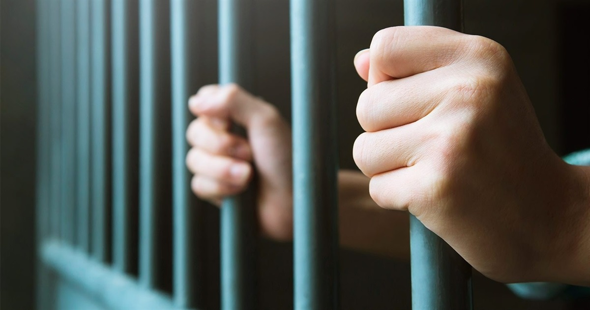 Вистрілив у рота і скинув у підвал триметрової глибини: підозрюваний під вартою