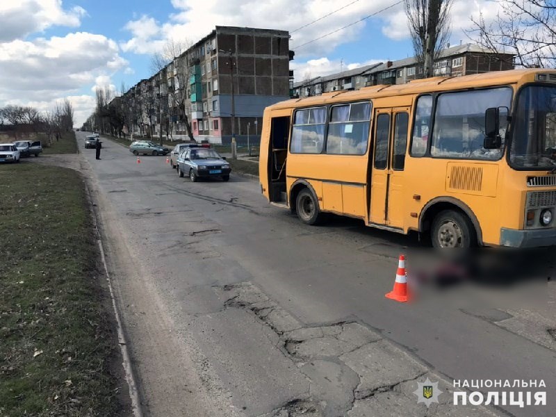 Під колесами рейсового автобусу у Мирнограді загинула літня жінка