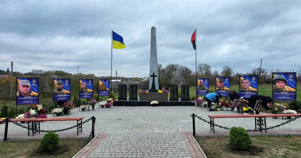 У Клиновому вшанували пам’ять загиблих земляків. Їхні імена тепер увіковічені на Алеї пам'яті
