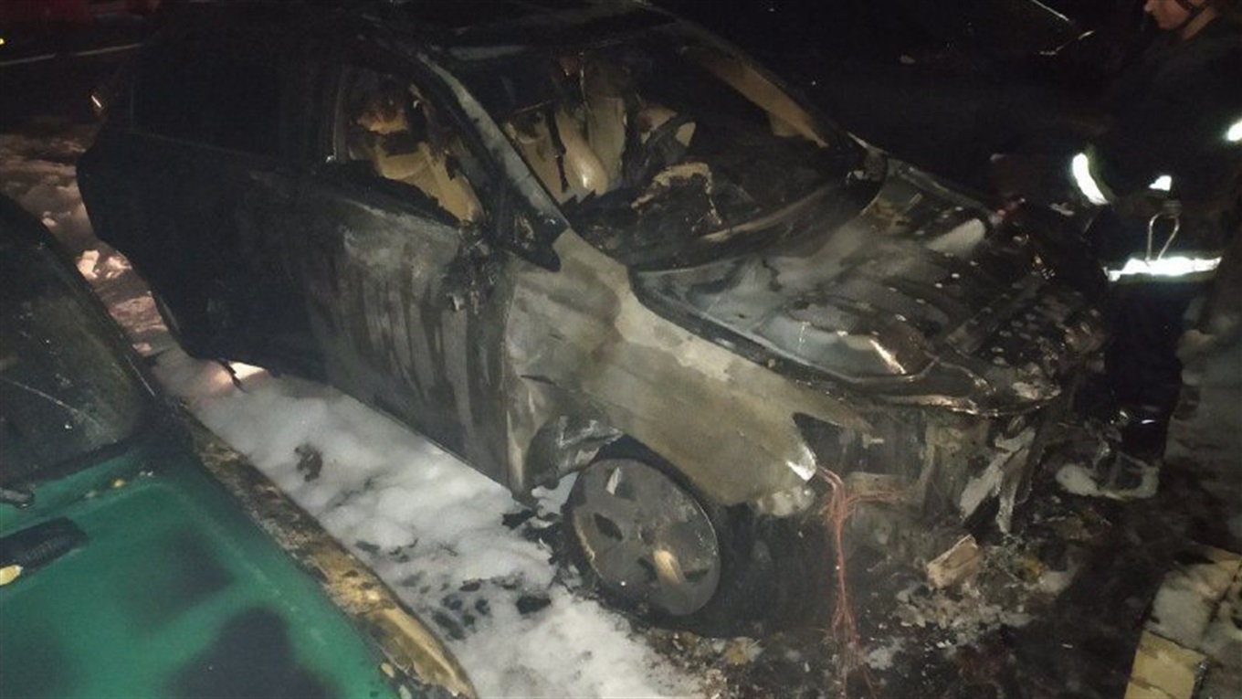 Кандидату в мери Лозової вночі спалили автівку (ОНОВЛЕНО)