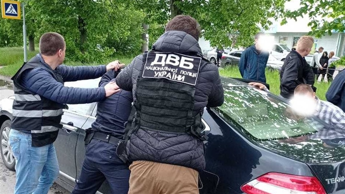 Хабар у розмірі 12 тисяч гривень. У Чернігові затримали двох поліцейських