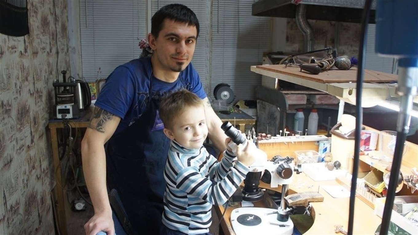 «Бриллиантовая рука» из Краматорска. Переселенец не нашел работу и сам открыл ювелирную мастерскую