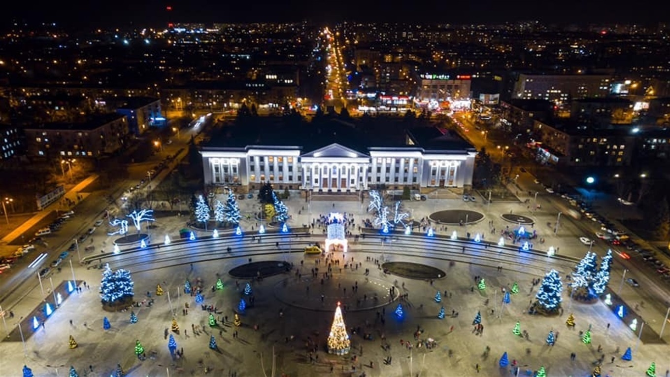 Тут будут делать сотни селфи. Показываем фото 14 главных елок из городов Донбасса