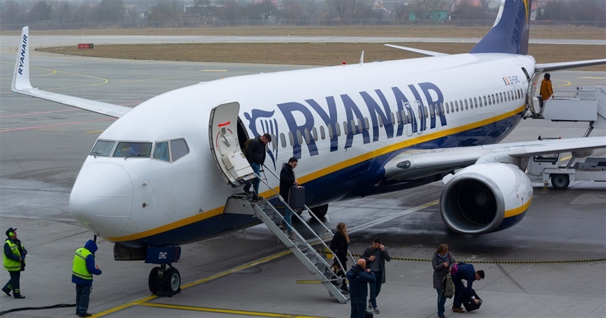 Ryanair заборонила здавати в багаж «розумні валізи». Що варто знати та які нові вимоги для пасажирів