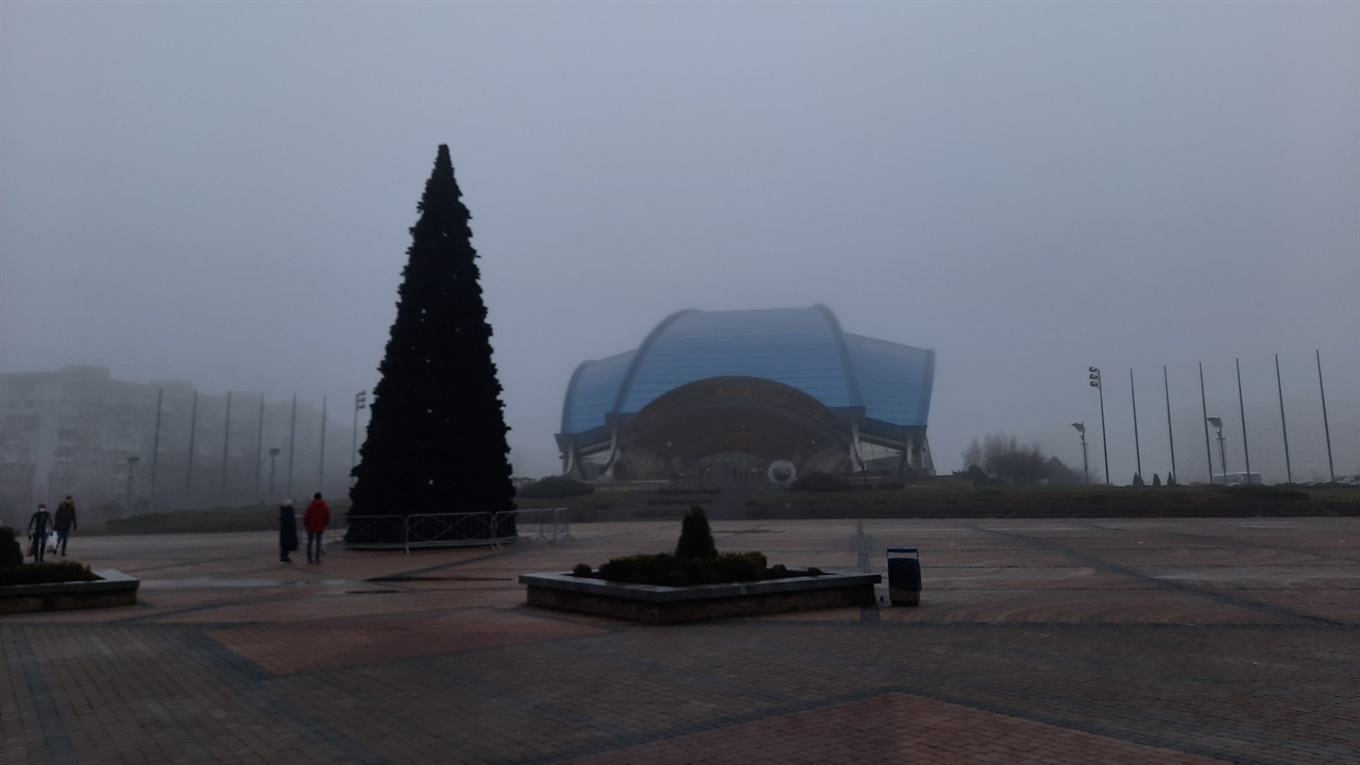 14-метрову новорічну ялинку встановили в Южному (ФОТО)