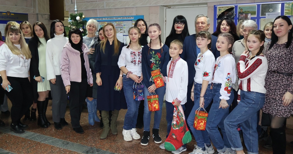 Коляда у мерії: діти привітали працівників міської ради з Новим роком та Різдвом