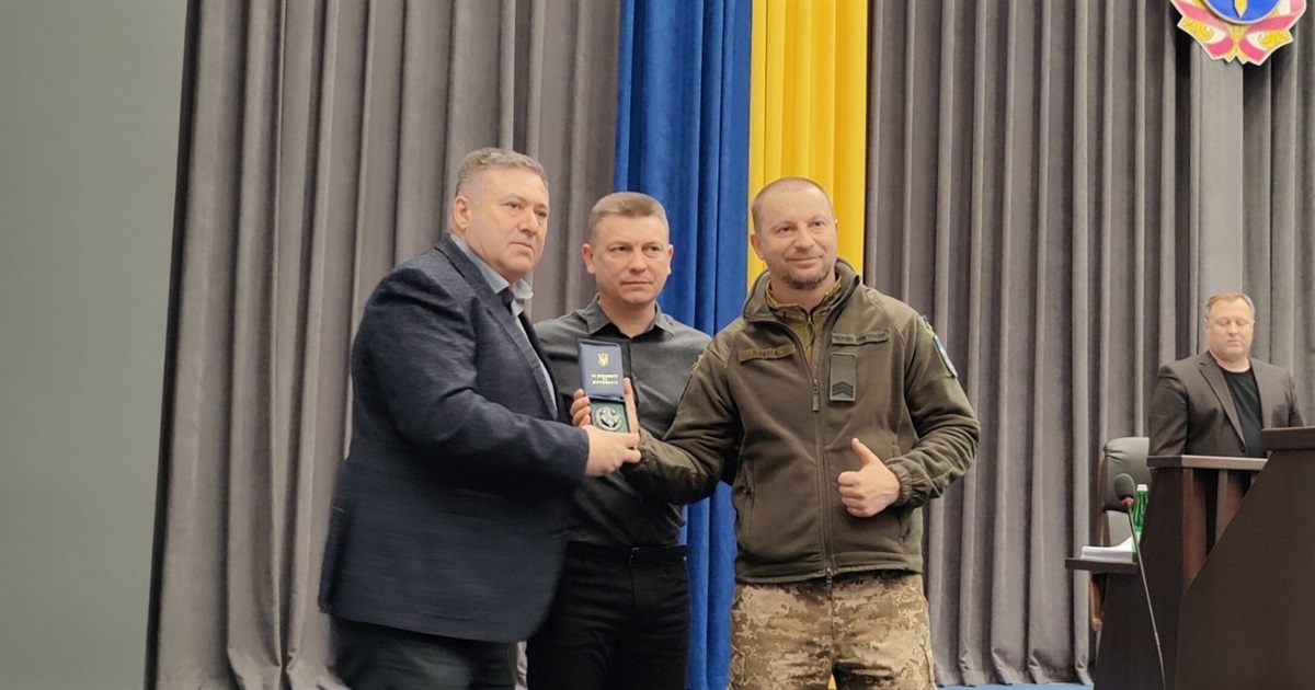 Відомий аграрій з Чортківщини, депутат облради Василь Вислоцький отримав відзнаку від військових