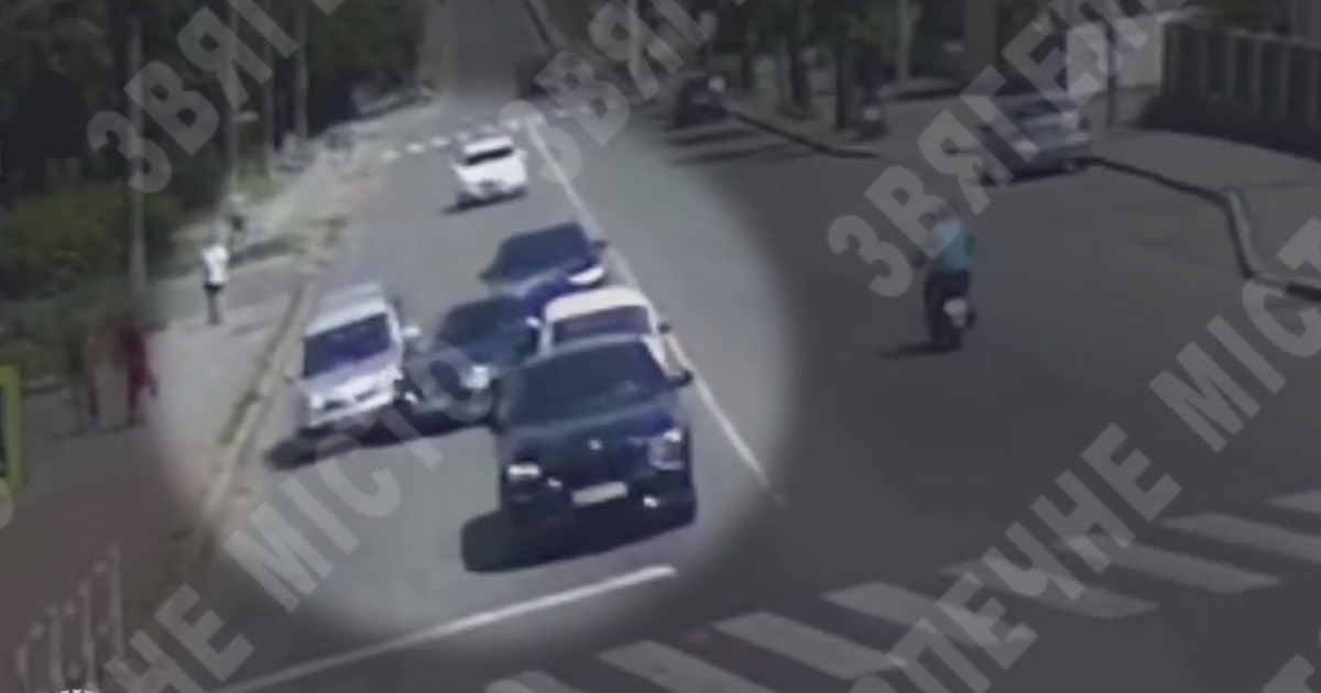 У Звягелі показали відео, як водії через неуважність спричинили в місті два ДТП