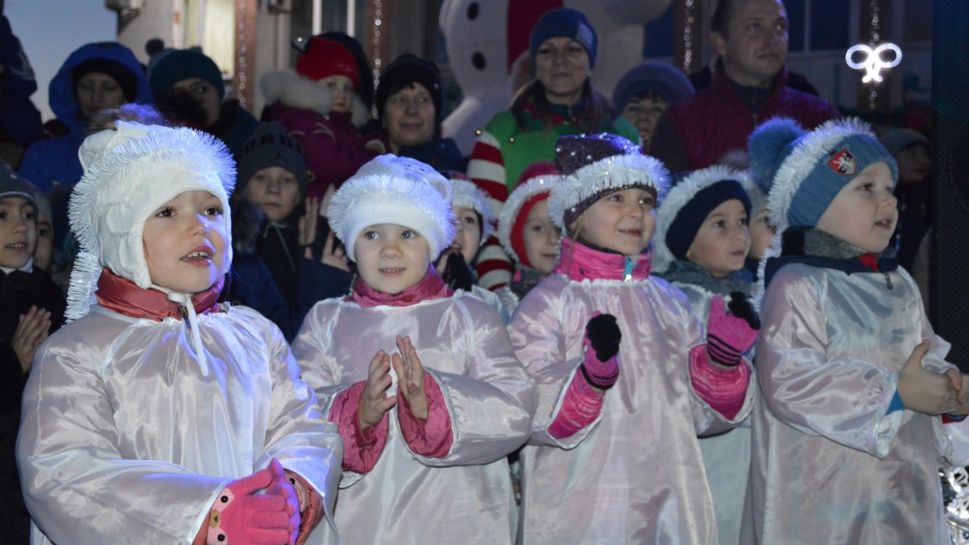 Фоторепортаж: як у Сватовому міську ялинку відкривали