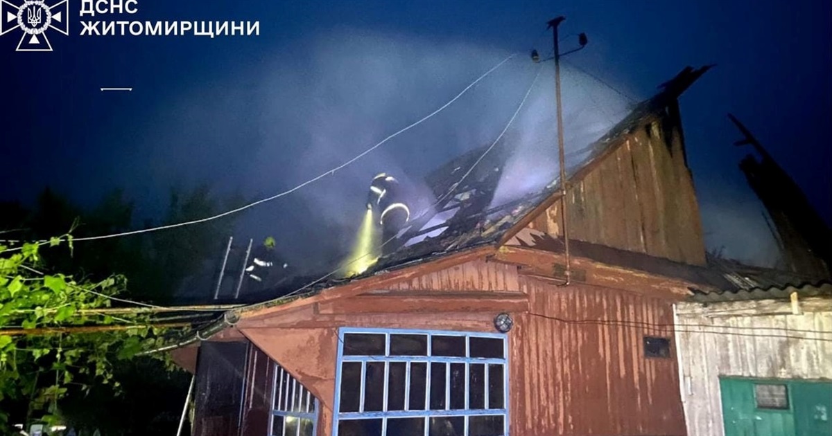 Бійці ДСНС врятували жінку з пожежі, спричиненою падінням на будинок уламків ворожого БпЛА