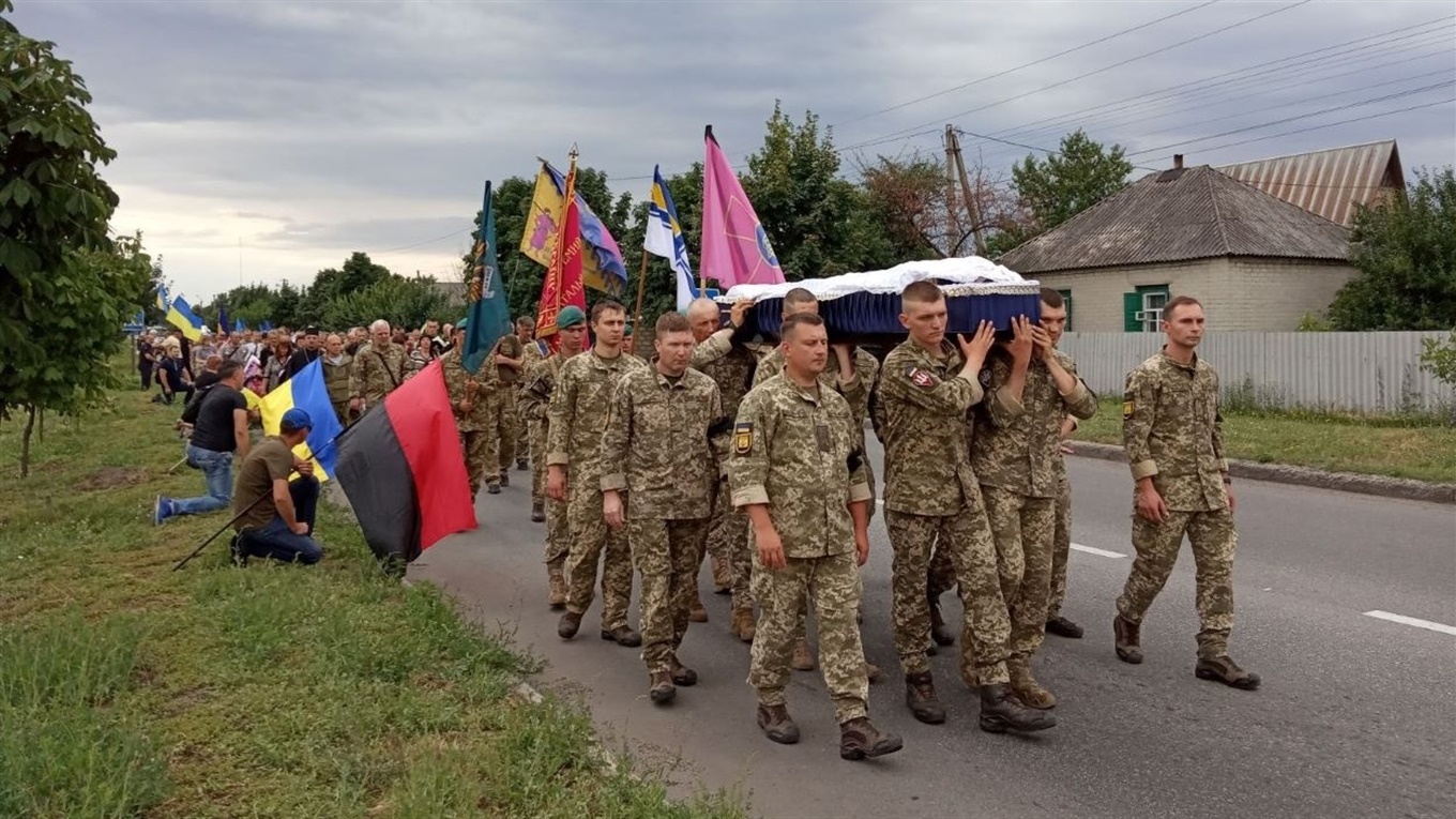 Як у Лимані прощались із загиблим морпіхом Дмитром Красногрудем. Фоторепортаж