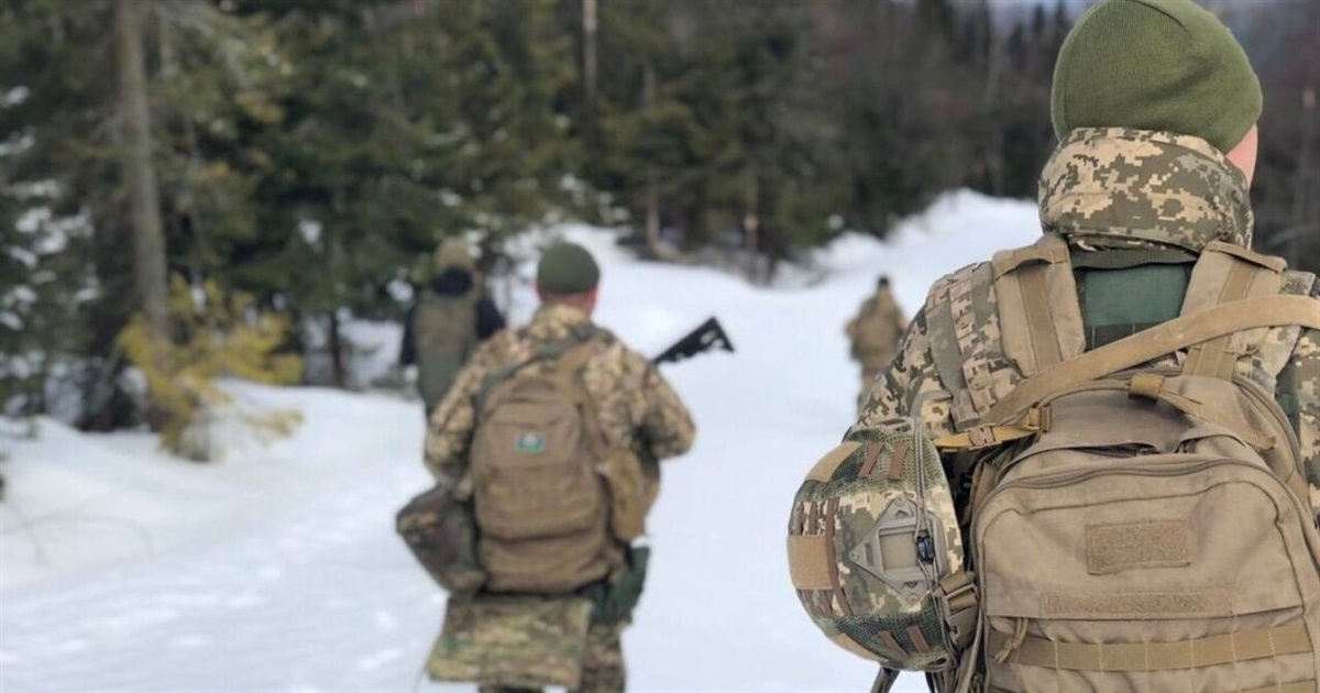 В Україні продовжили воєнний стан, Зеленський відреагував на ракетний удар по Польщі: головні новини