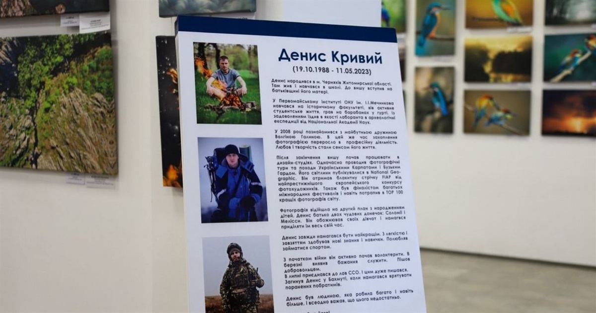 В Ізмаїльській картинній галереї до Дня прапора відкрили Памʼятну виставку робіт Захисника України