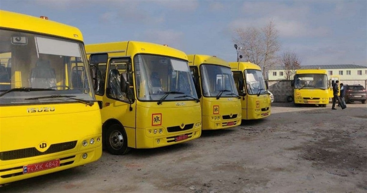 Фото дня: у Панютинський ліцей купили новий шкільний автобус