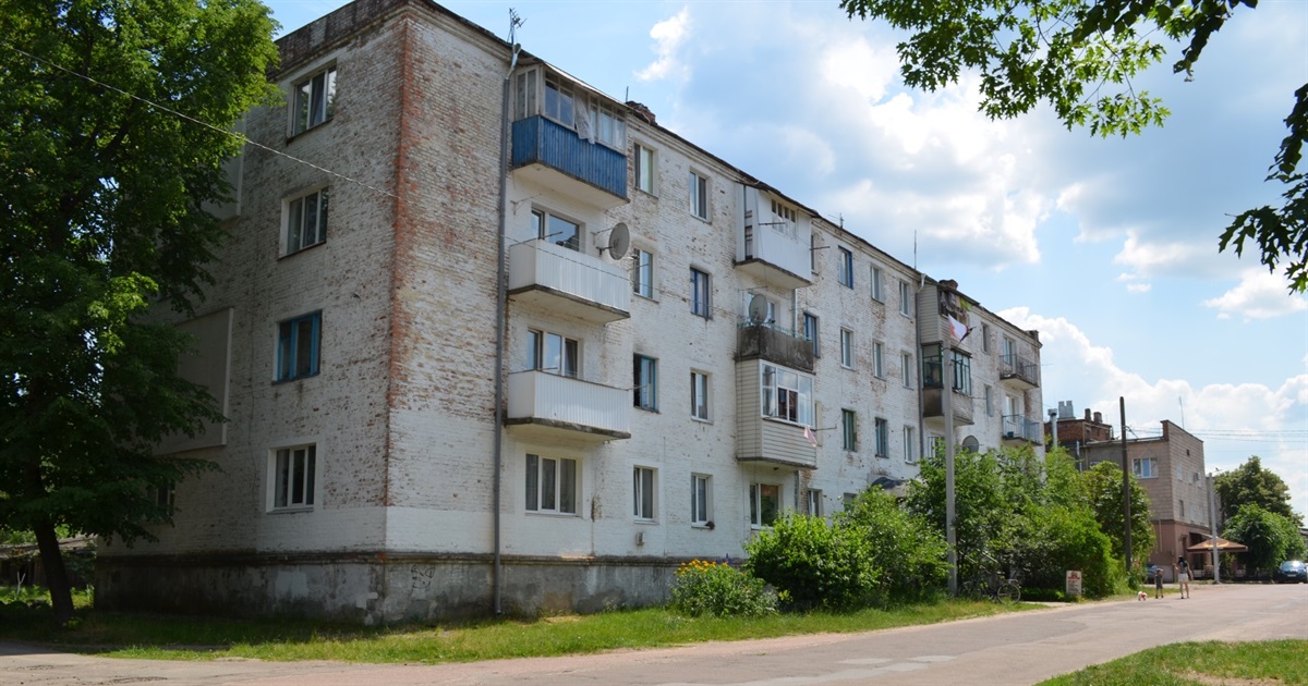 Відремонтувати каналізаційний стояк і водозлив у будинку просить ЖЕК Павло Клименко з Корюківки