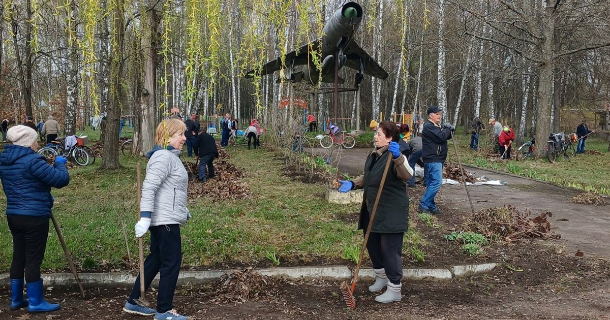 Ветеранське прибирання в Корюківці напередодні Дня довкілля. Зібралося понад сімдесят учасників