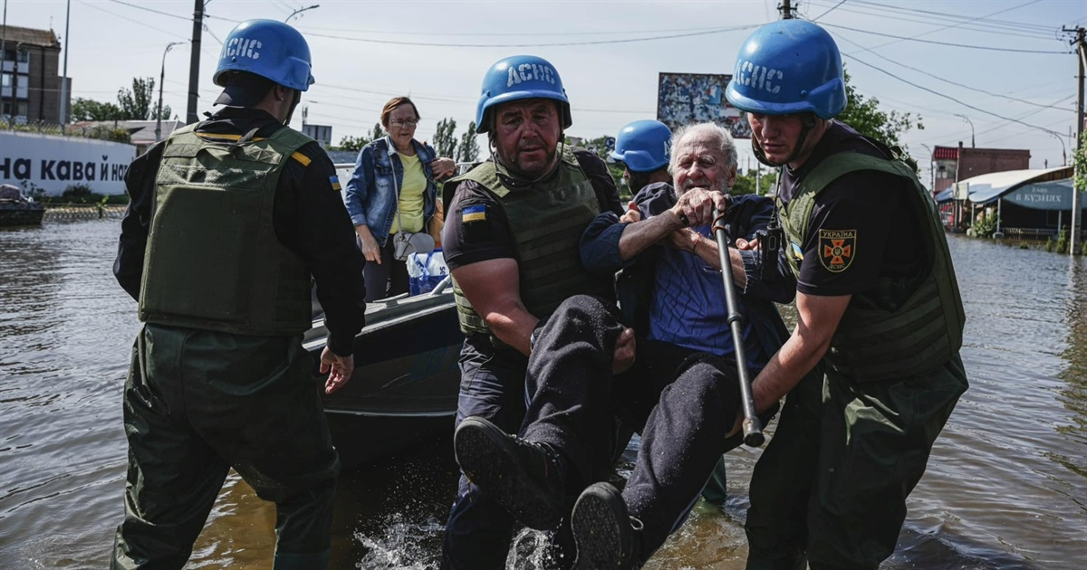Мешканці Херсонщини мобілізувалися. Волонтер з Луганщини про допомогу мешканцям затопленого півдня